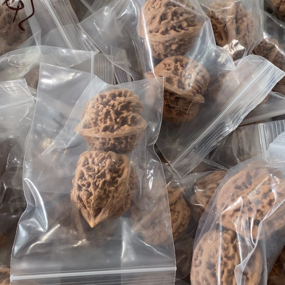 文玩核桃吊坠凤凰台有瑕疵