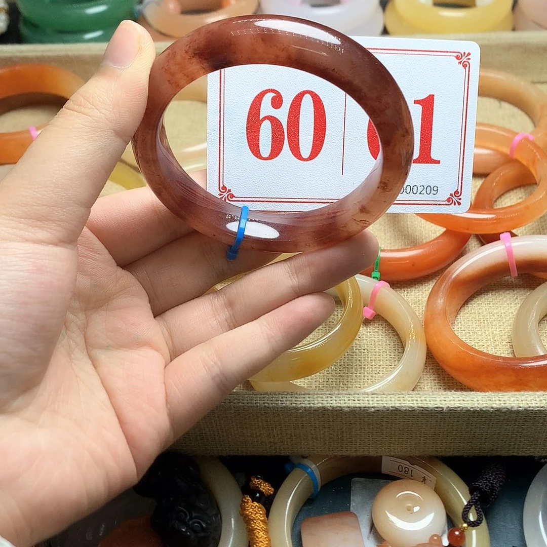 未镶嵌石英质玉（黄龙玉）手镯