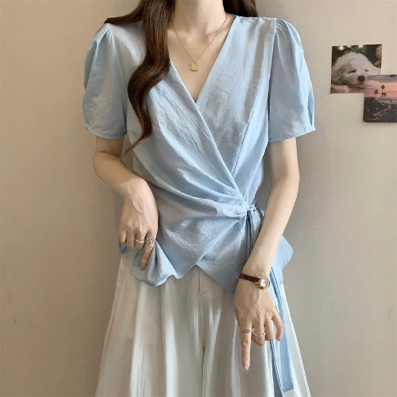 设计感V领正肩短袖衬衫女2025夏新款大码胖mm绑带收腰不规则上衣