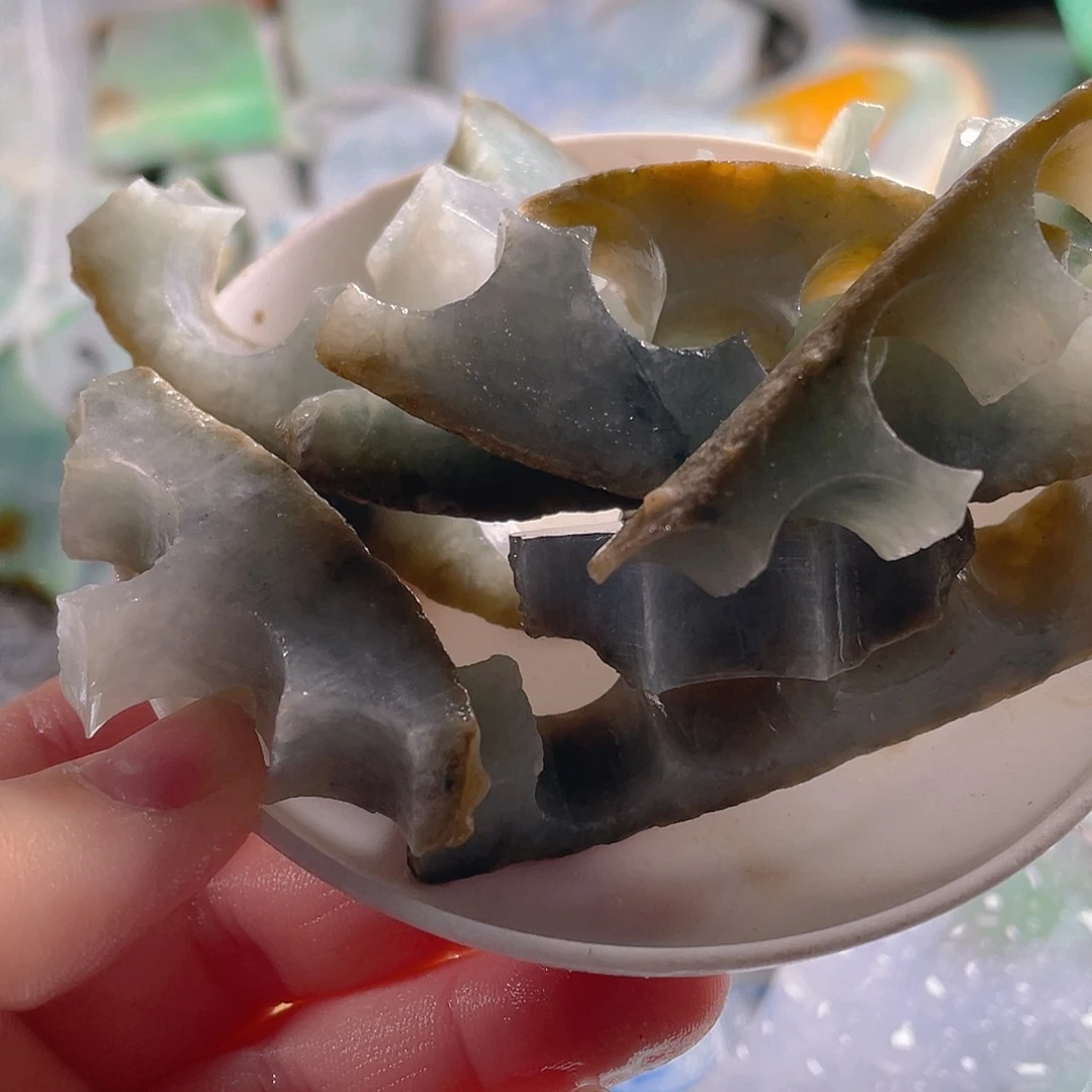 颈饰未镶嵌翡翠。