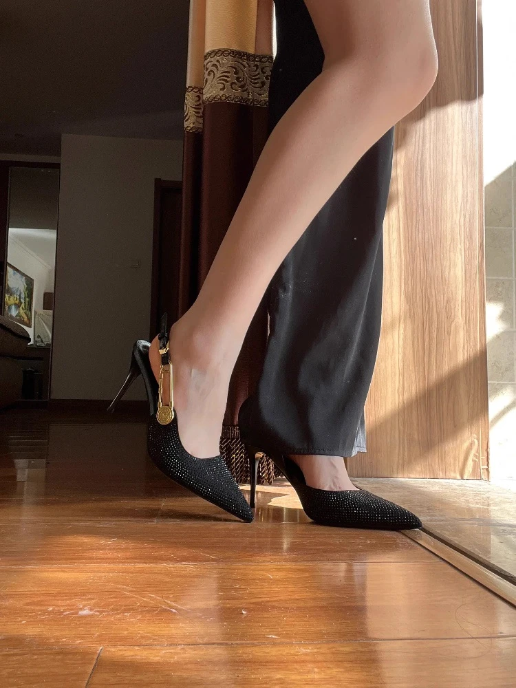 秋季常规款尖头休闲风细跟高跟鞋黑色细跟婚鞋镂空
