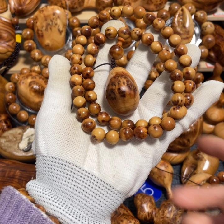 柏木（崖柏）李**?太行崖柏陈华1.0瘤疤手持54颗