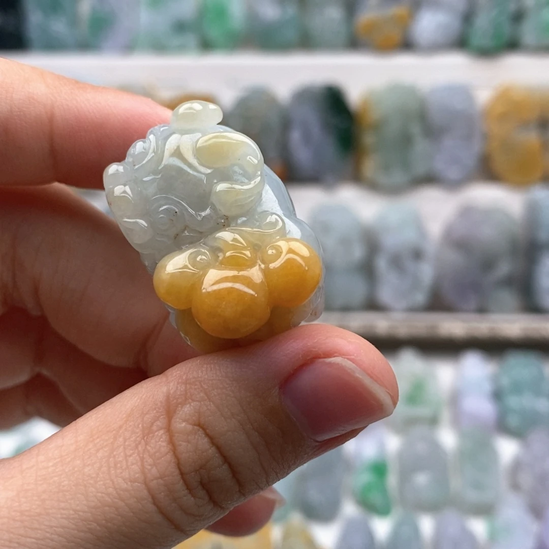 翡翠未镶嵌吊坠(赠链)