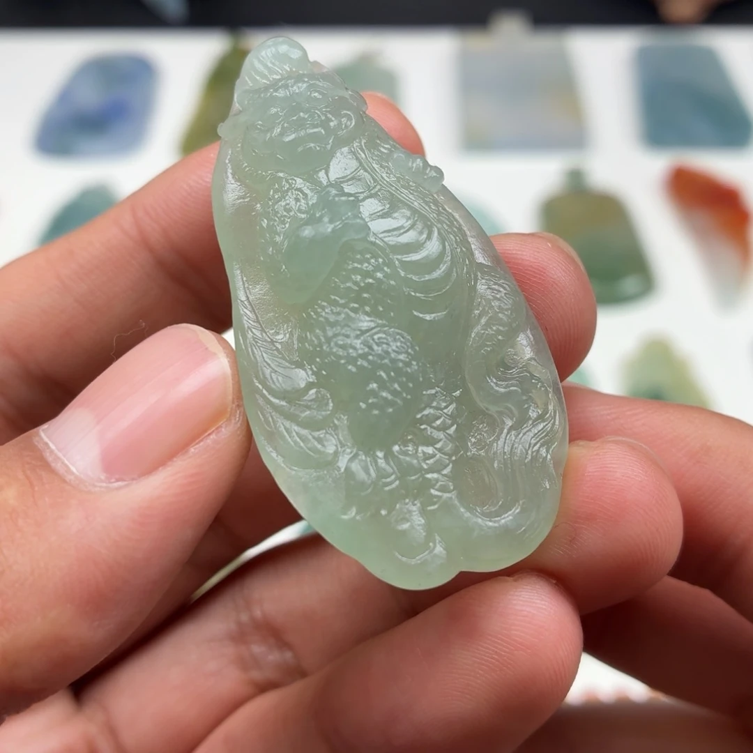 定制翡翠未镶嵌飞龙