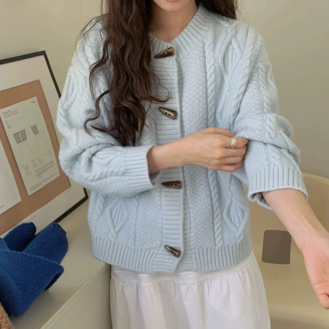 经典牛角扣特色提花开衫