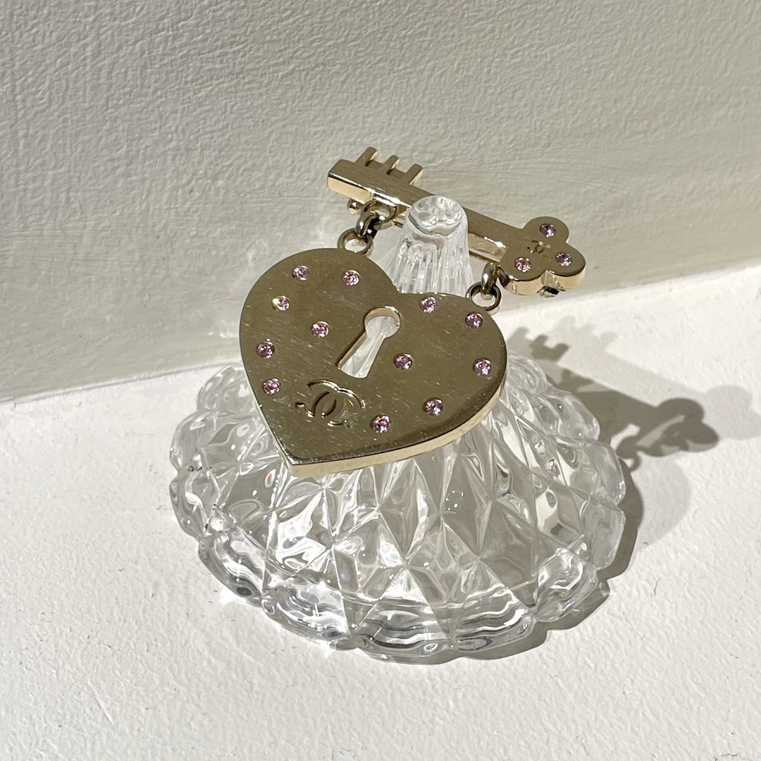 95新 Chanel/香奈儿 金色粉钻钥匙爱心吊坠胸针 2503712