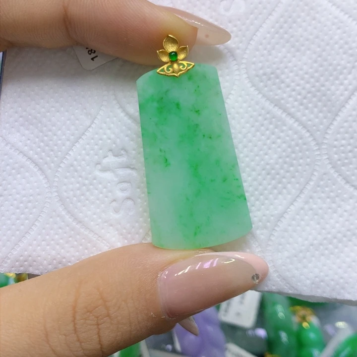 颈饰18K金镶嵌翡翠