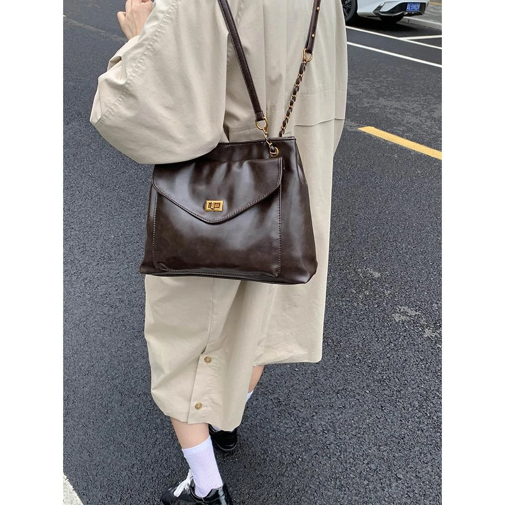 法式复古腋下包包女2025秋冬新款大容量休闲单肩包链条通勤斜挎包