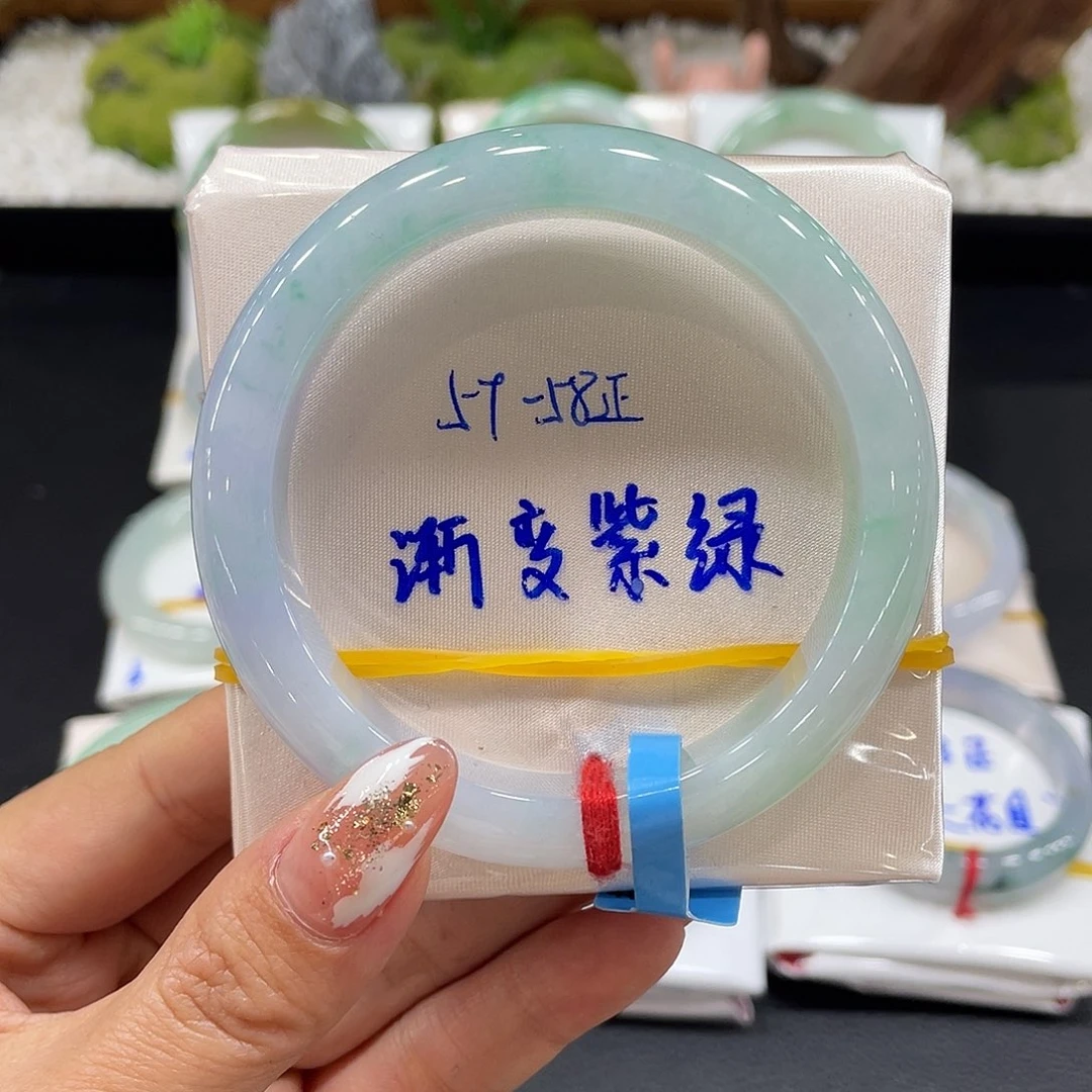 翡翠手镯未镶嵌天然翡翠