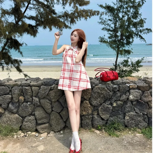 红色格纹系带无袖挂脖吊带背心女夏款外穿宽松海边度假风辣妹上衣
