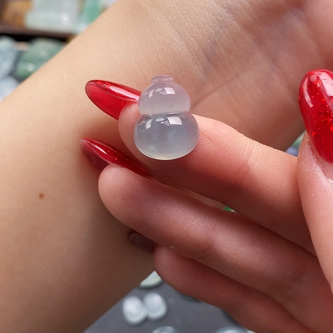 翡翠未镶嵌颈饰葫芦