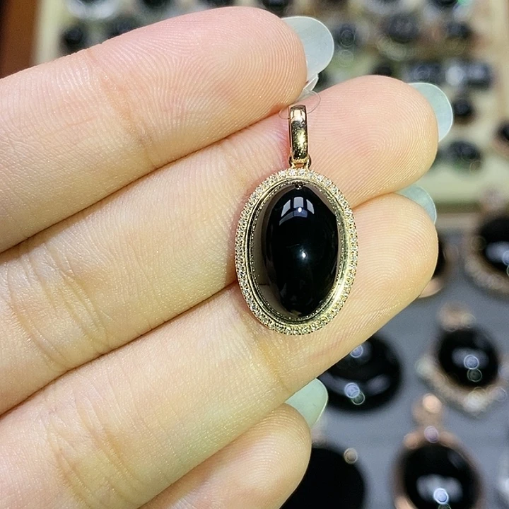 颈饰18K金镶嵌翡翠蛋面