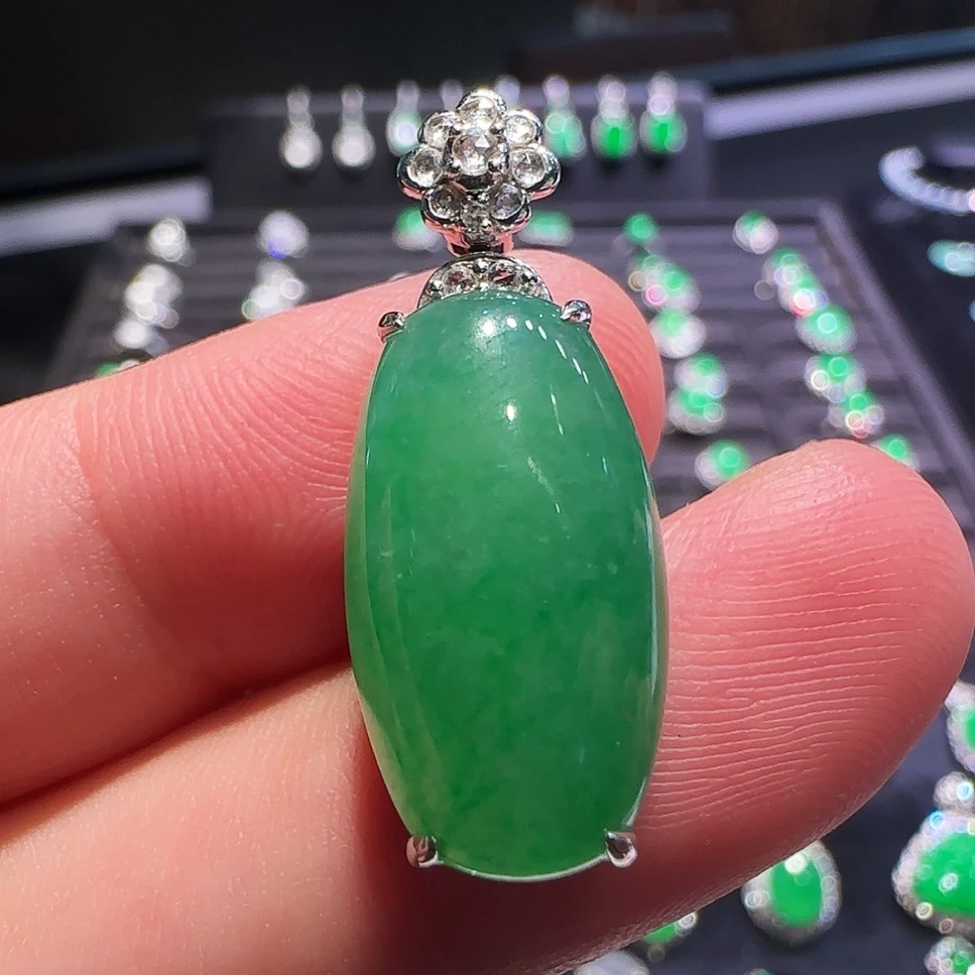 翡翠18K金镶嵌颈饰吊坠