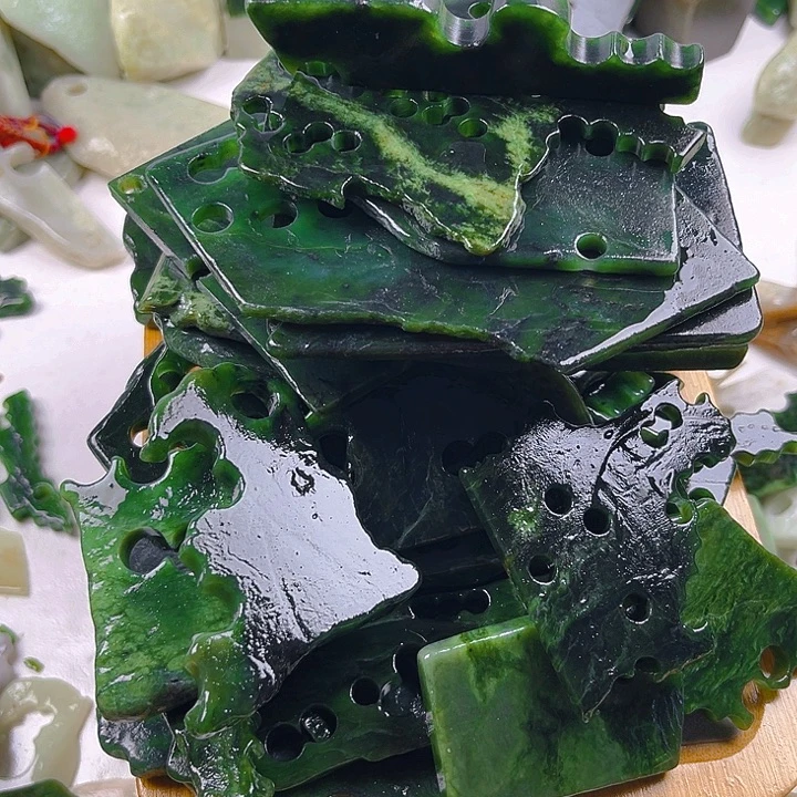 爱***思未镶嵌和田玉（糖玉）挂件