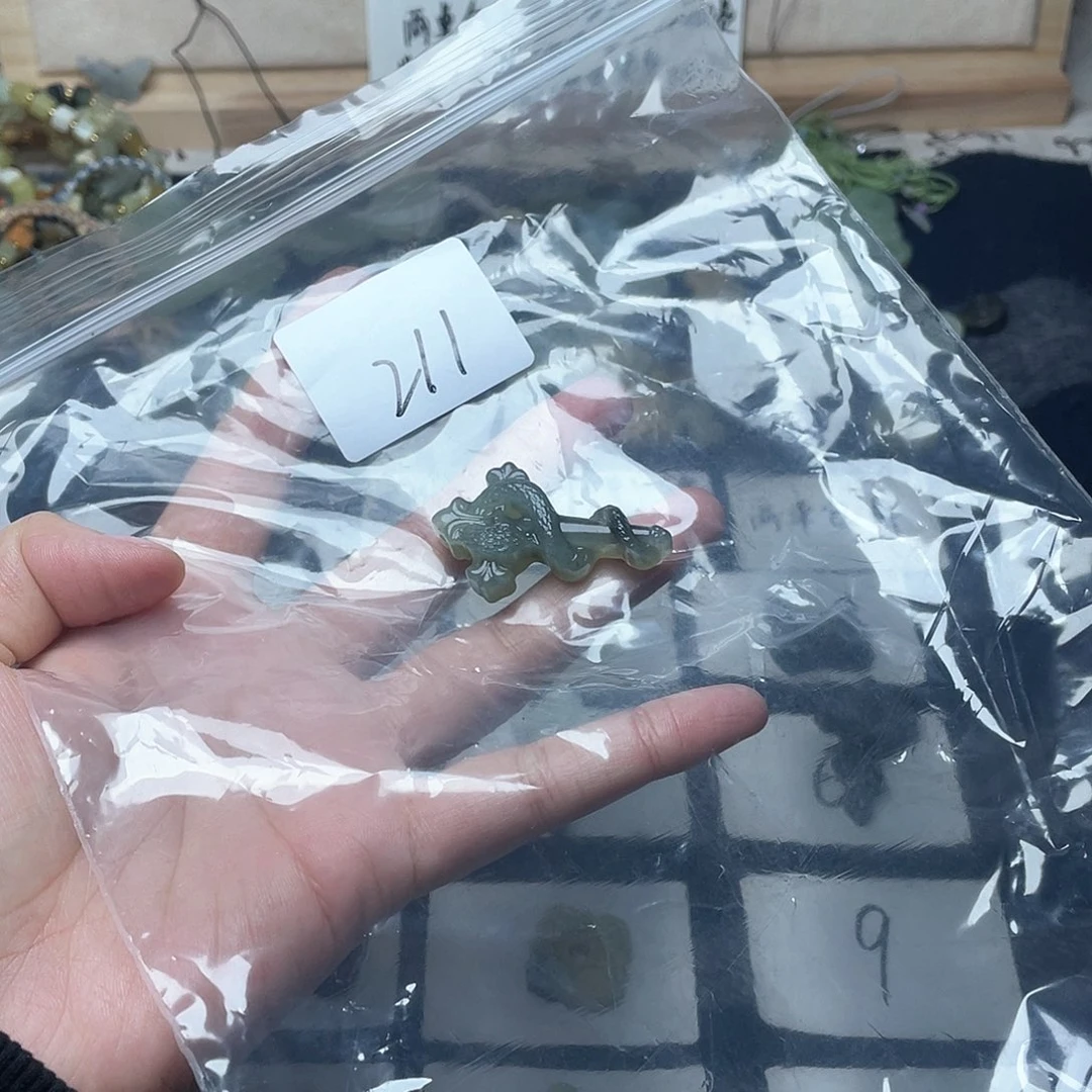 蛇纹石玉颈饰未镶嵌雪**绘