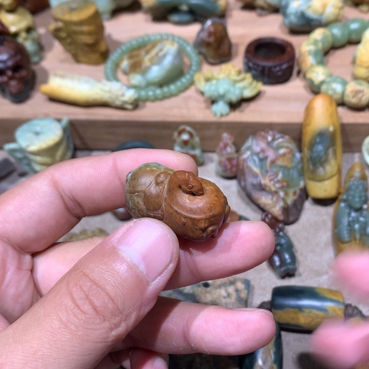 未镶嵌岫岩河磨玉（透闪石质玉）挂件