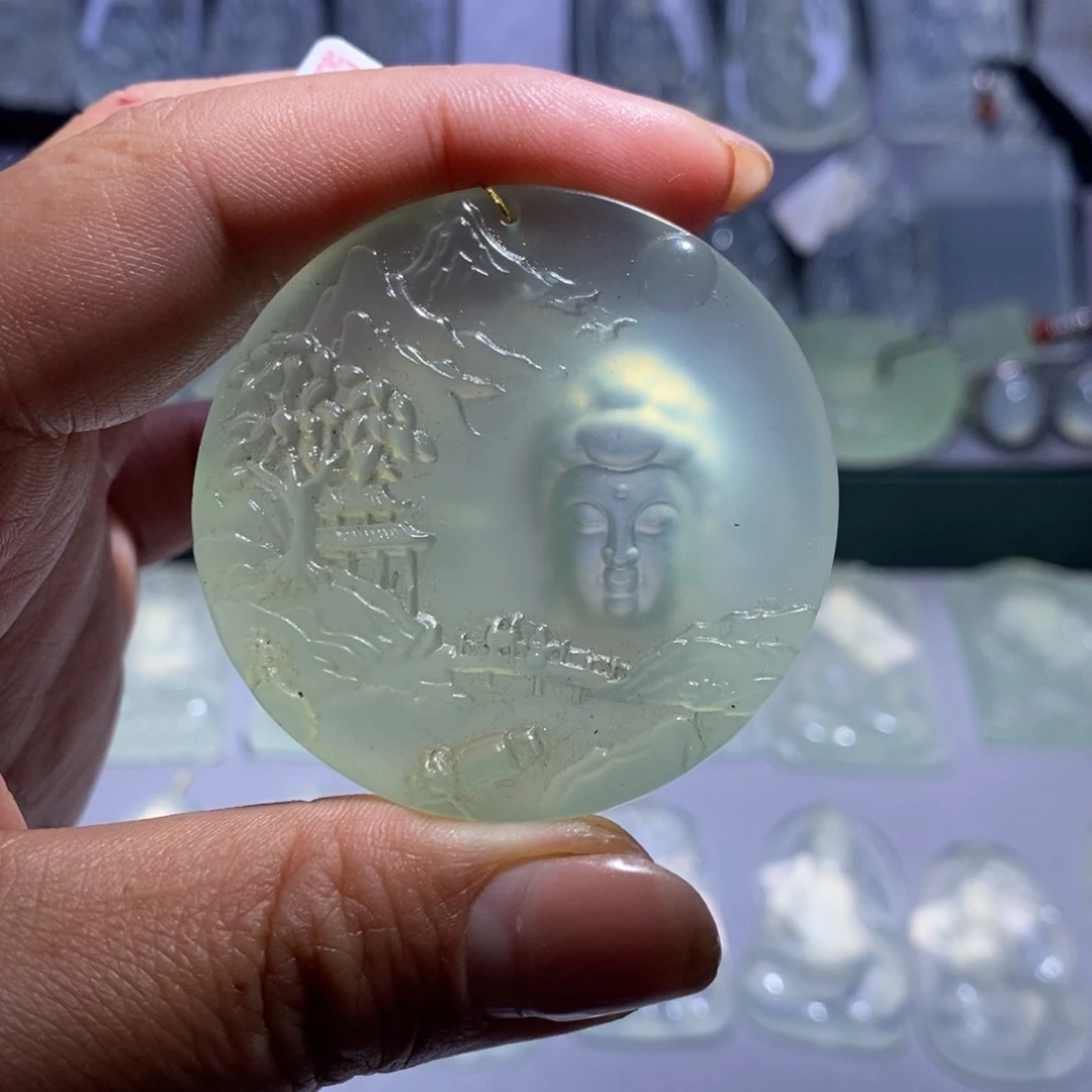 岫玉未镶嵌颈饰佛观天下