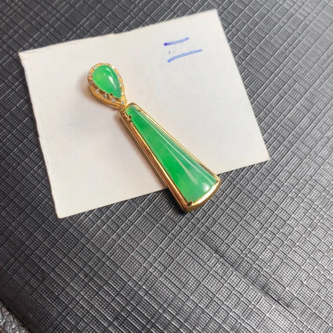 翡翠18K金镶嵌颈饰翡翠