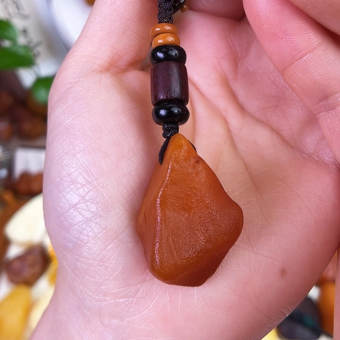 琥珀珠宝奇石未镶嵌。