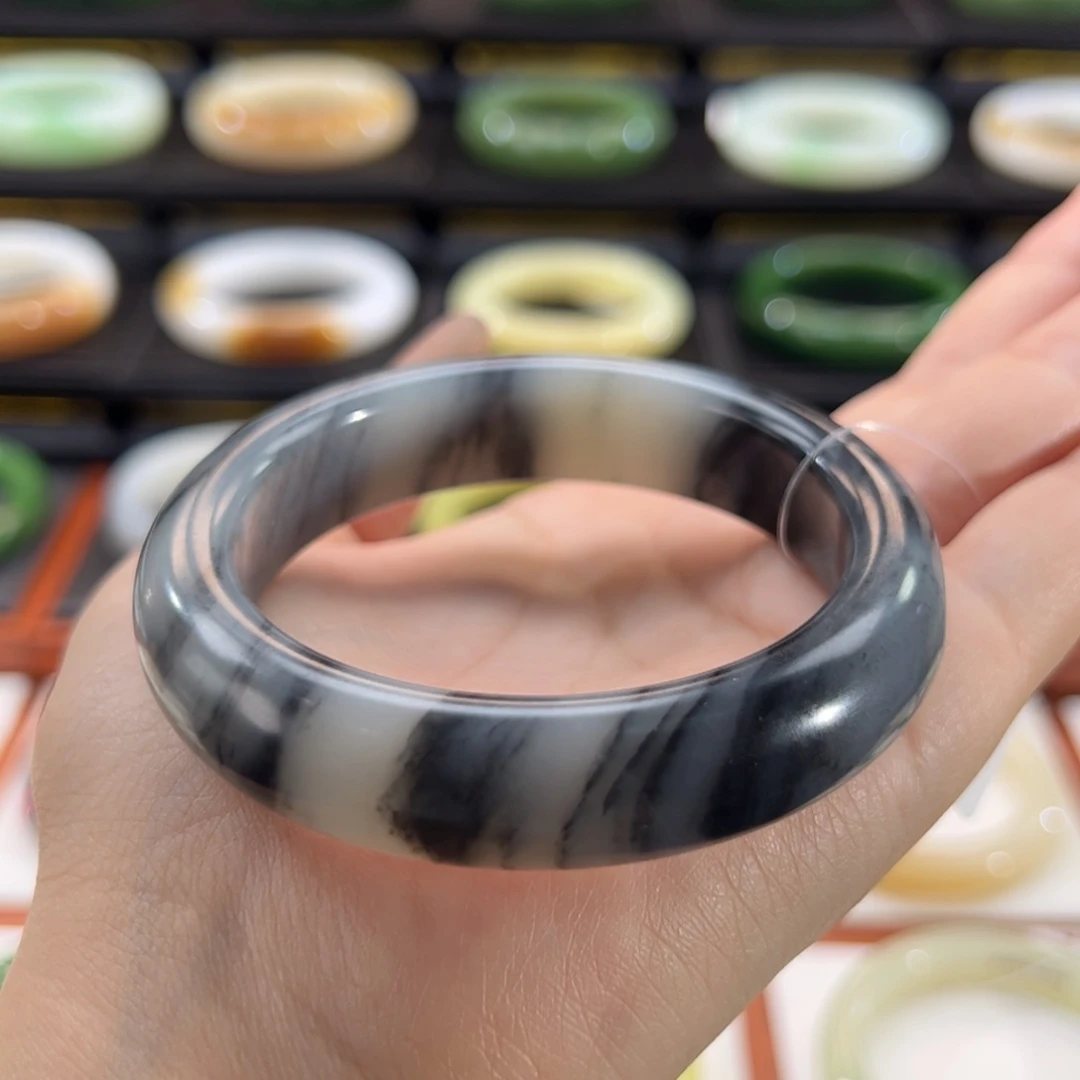 和田玉手镯未镶嵌山水画