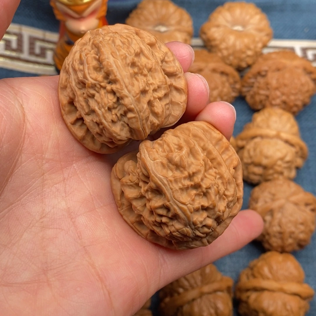 文玩核桃把件40全品毕业三角白