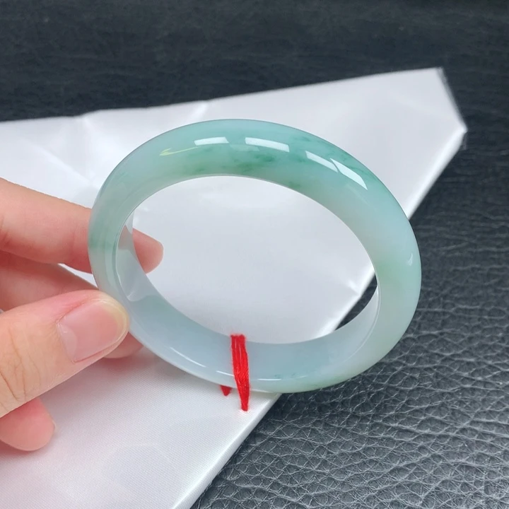 翡翠手镯未镶嵌。