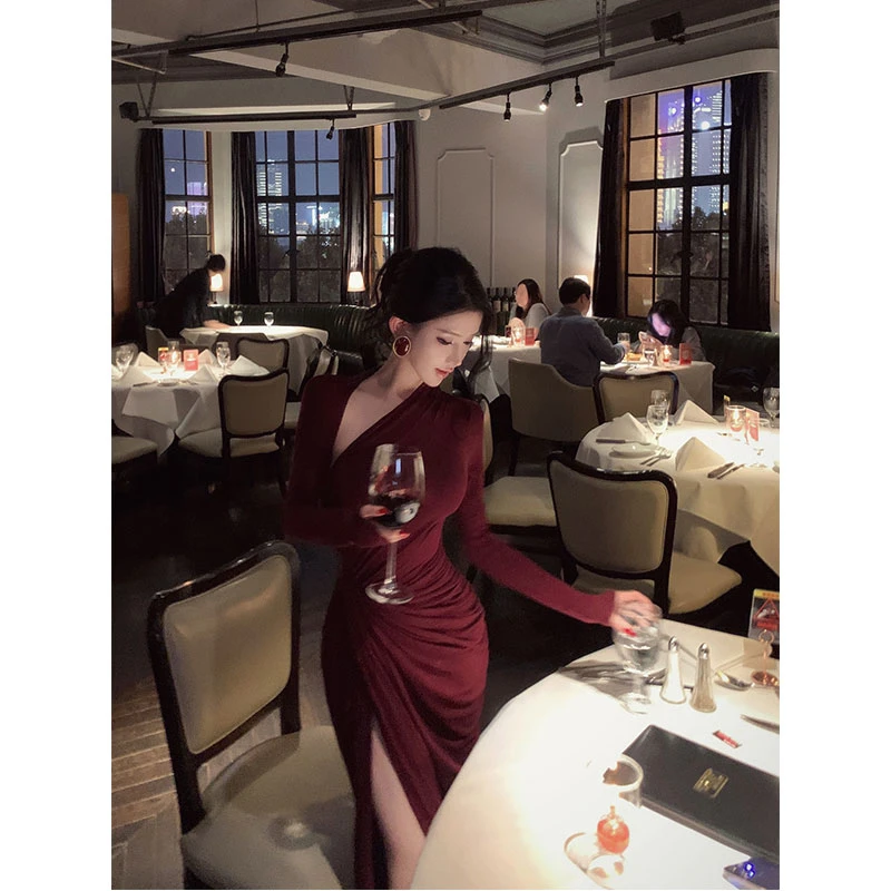 2025秋冬新款性感纯欲辣妹设计感斜肩褶皱连衣裙女包臂收腰长裙子