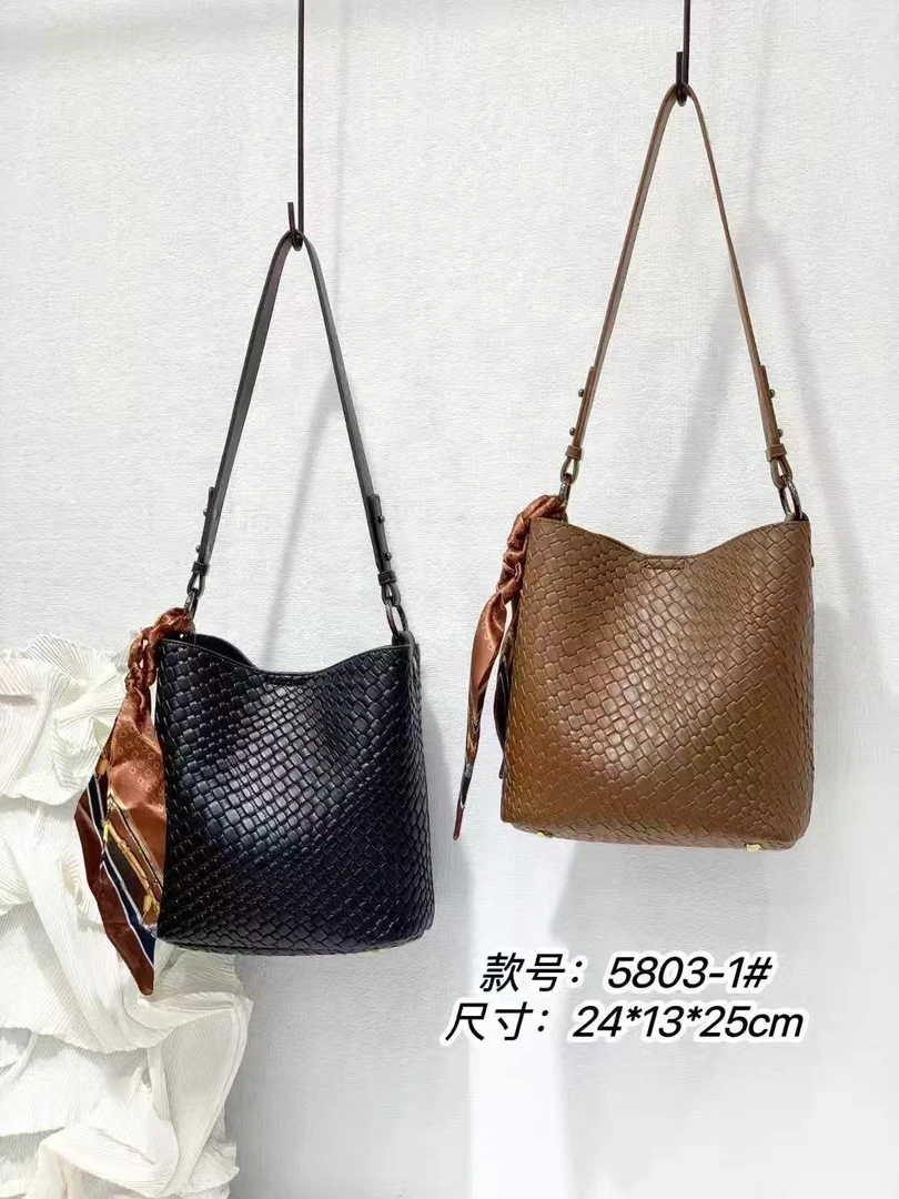 优卡推荐女士真皮手工编织单肩斜挎包5803