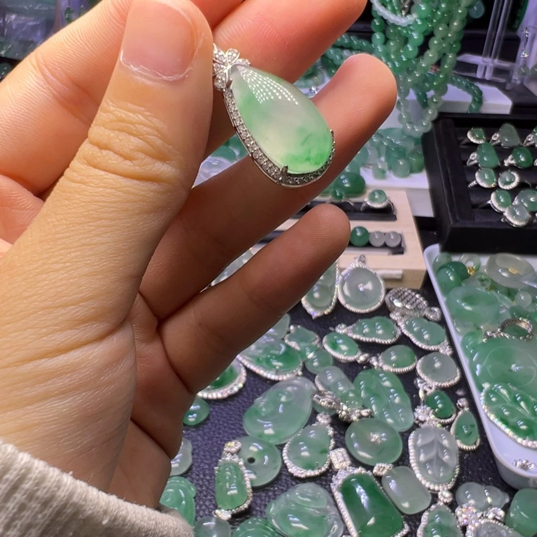 石英质玉（非洲翠）未镶嵌颈饰