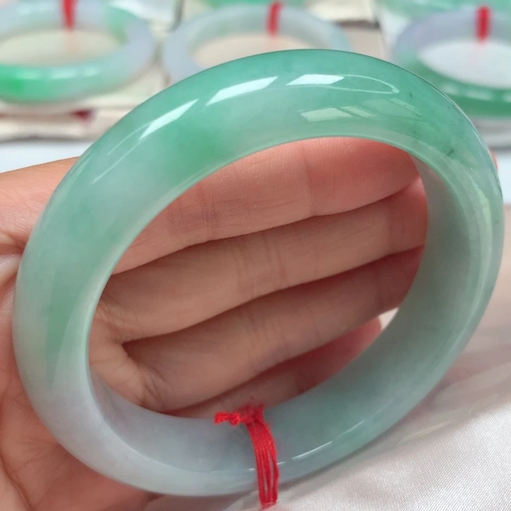 翡翠手镯未镶嵌冰满绿