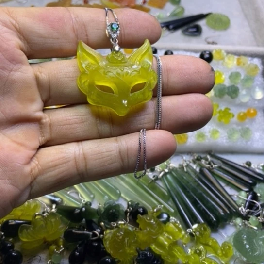 蛇纹石玉未镶嵌耳钉