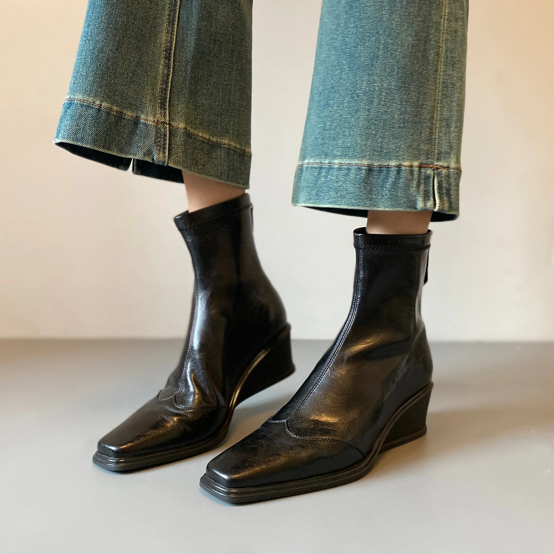 牛皮版~静音底坡跟短靴女方头后拉链瘦瘦靴显瘦跟时装靴秋冬