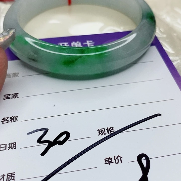 翡翠手镯（圆镯）未镶嵌桃***。