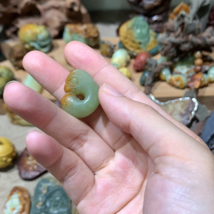 未镶嵌岫岩河磨玉（透闪石质玉）挂件