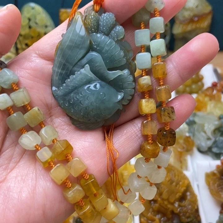 蛇纹石玉未镶嵌颈饰