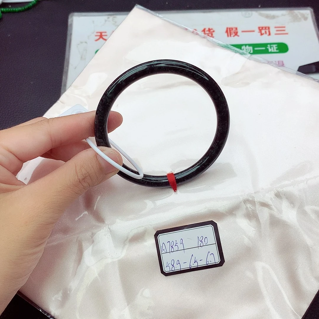 翡翠手镯未镶嵌翡翠