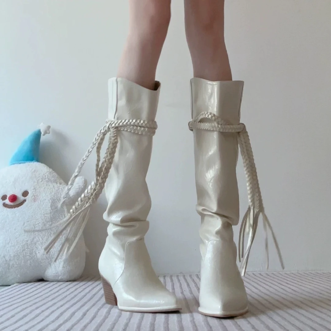 新款西部牛仔靴女白色褶皱尖头编织流苏显瘦粗跟不过膝长筒靴女