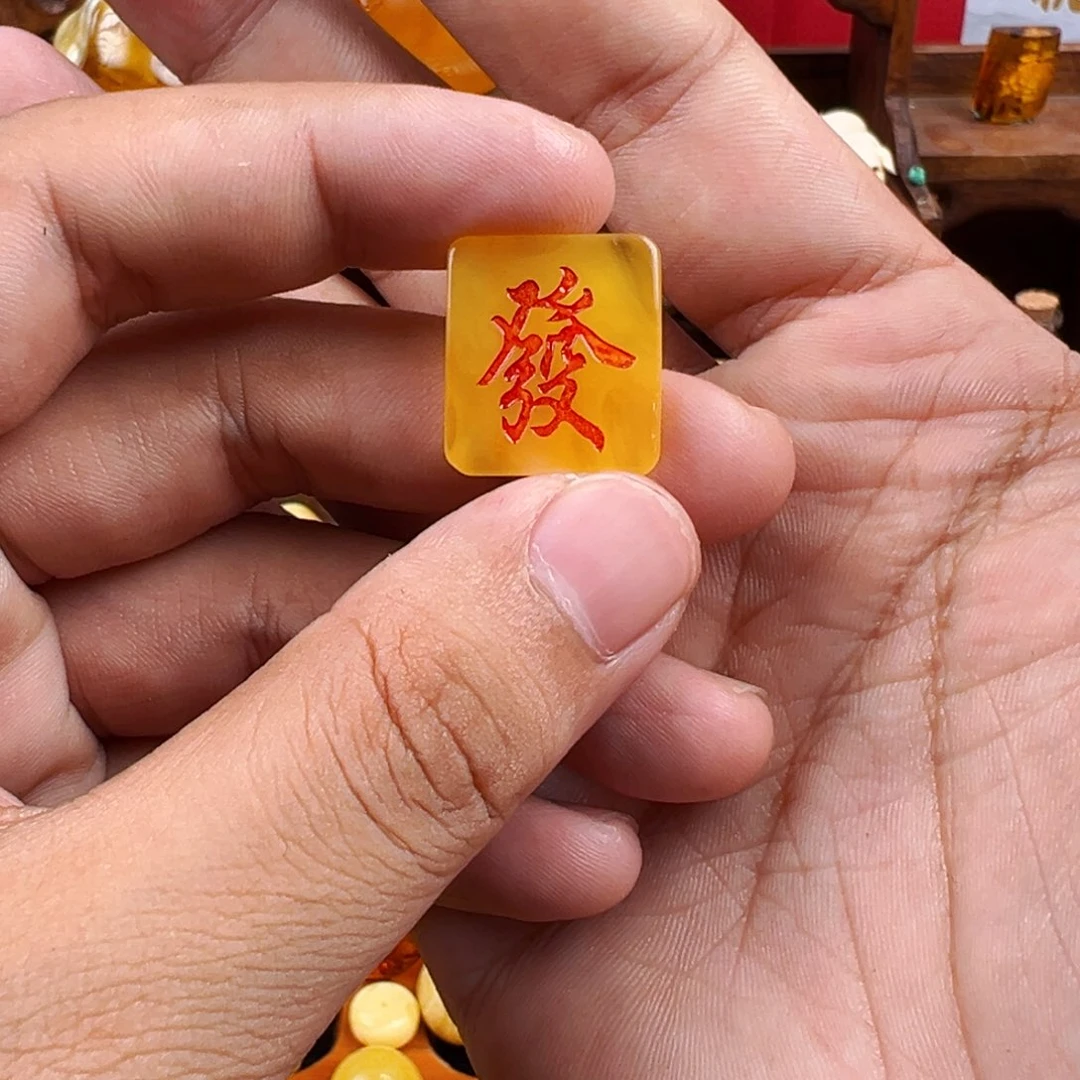 未镶嵌颈饰琥珀贝*，蜜蜡