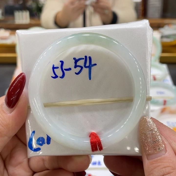 翡翠手镯未镶嵌翡翠