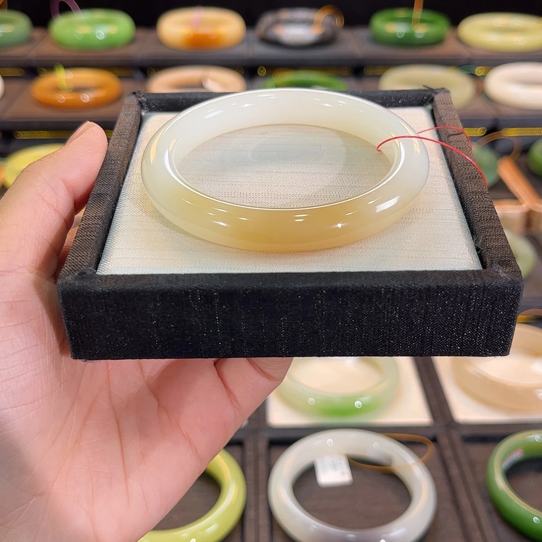 和田玉未镶嵌手镯油糕黄糖白肉