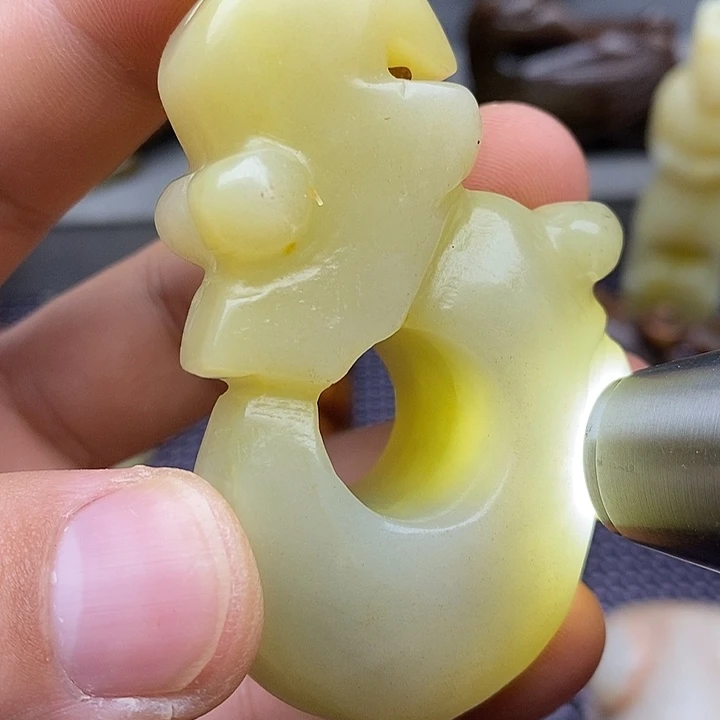 未镶嵌蛇纹石玉颈饰