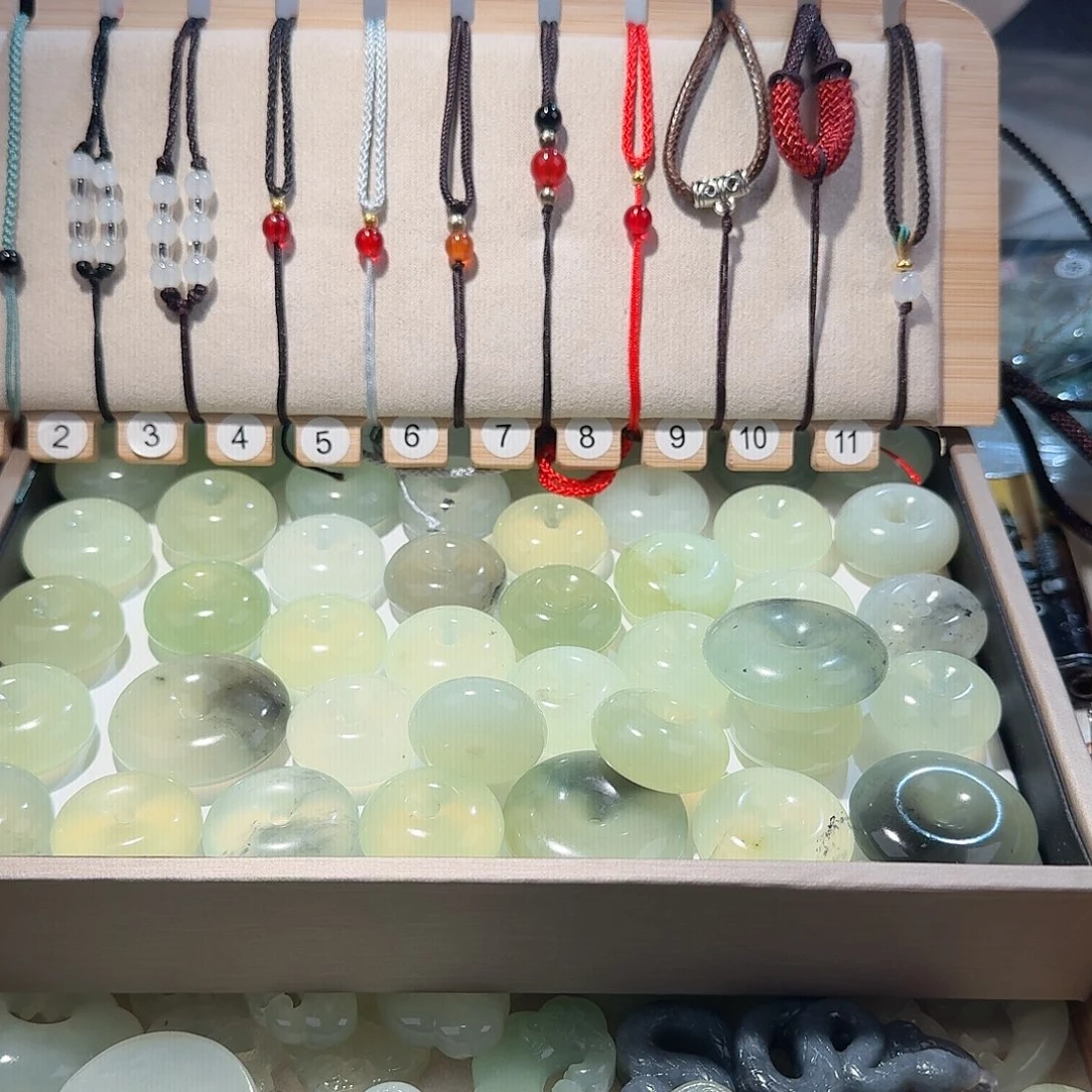 蛇纹石玉颈饰合金精美礼品