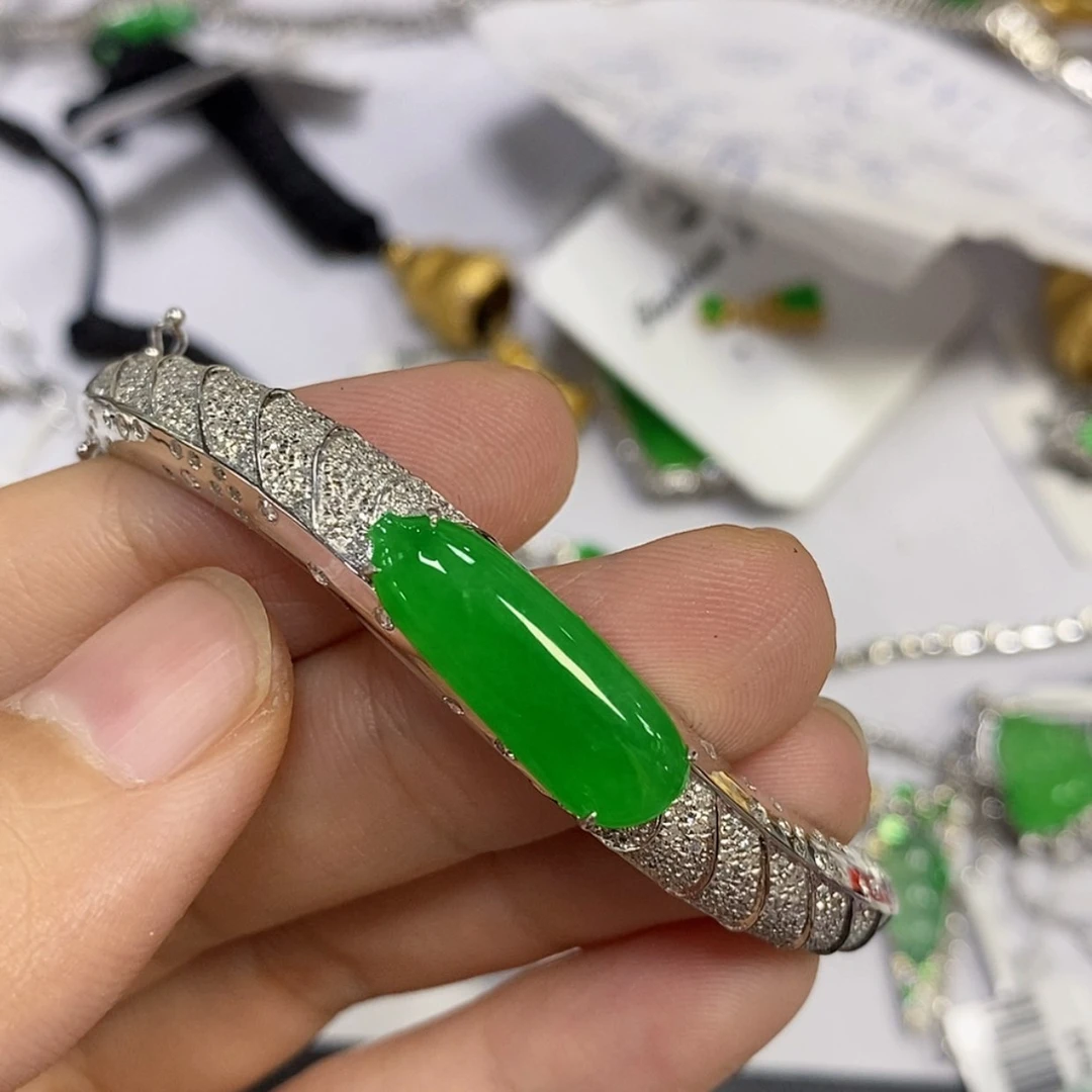 【闪购商品】颈饰18K金镶嵌翡翠用***9手镯