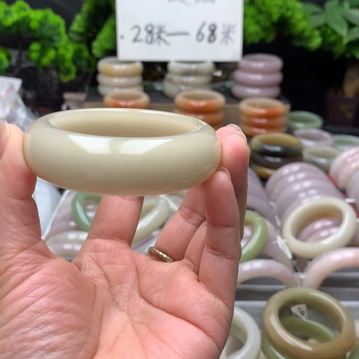 羊***咩石英质玉（佘太翠）未镶嵌手镯