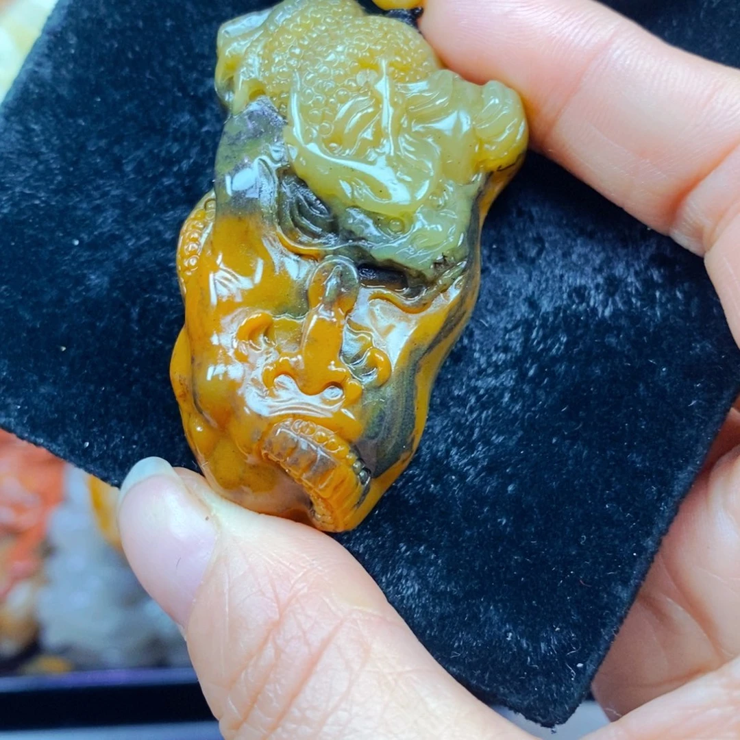 未镶嵌石英质玉（黄龙玉）颈饰