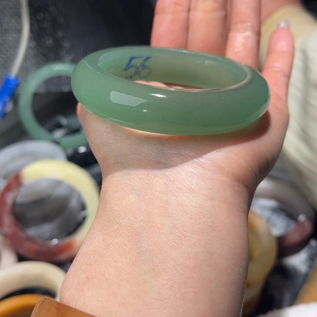 是***丫石英质玉（金丝玉）未镶嵌手镯定制