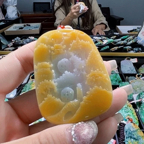 翡翠未镶嵌颈饰一个