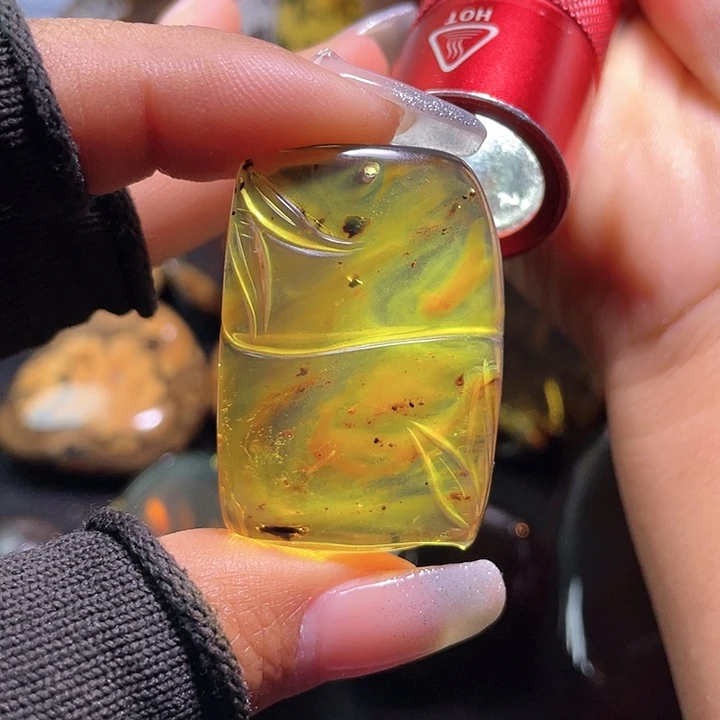 琥珀裸石未镶嵌。