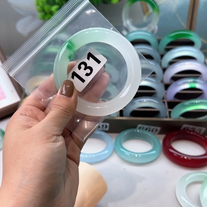 玉j****m时尚飘花手镯131