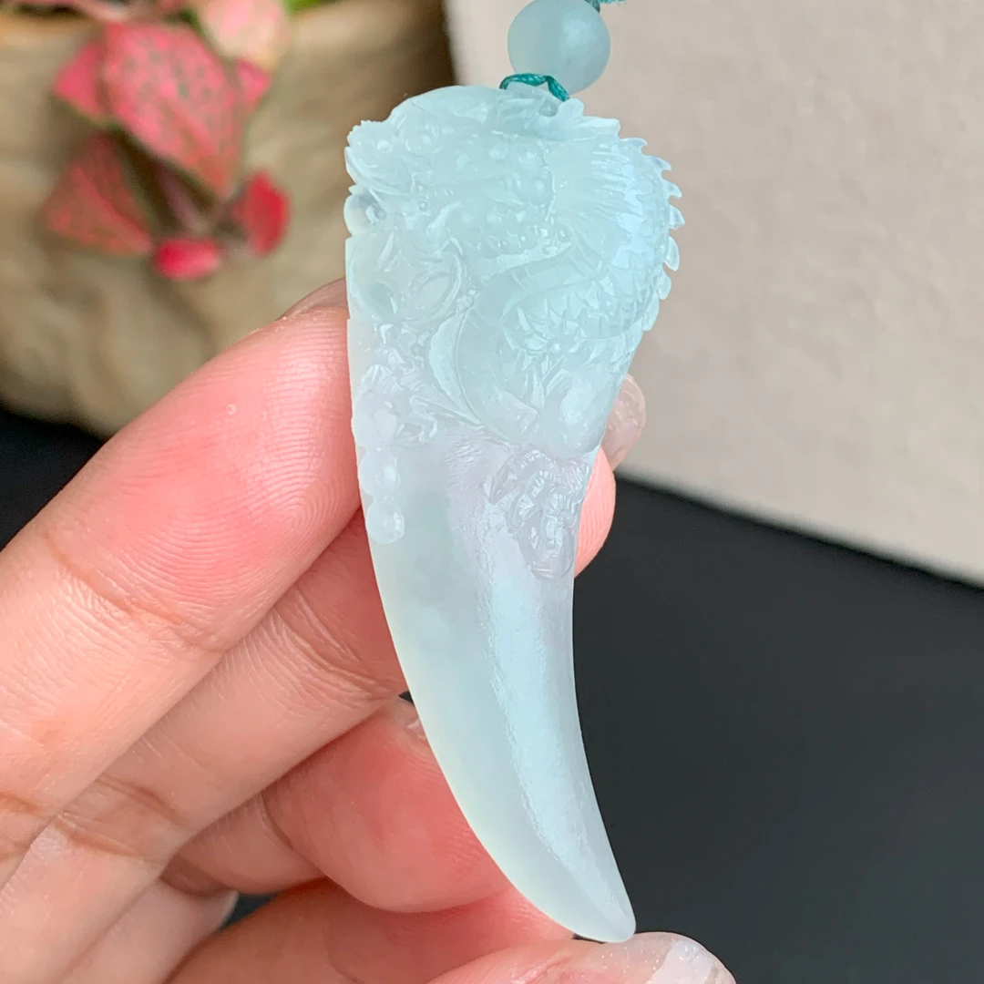 【自然光实拍】清澈 天然翡翠A货蓝胶底色龙牙吊坠 定制毛货未抛光